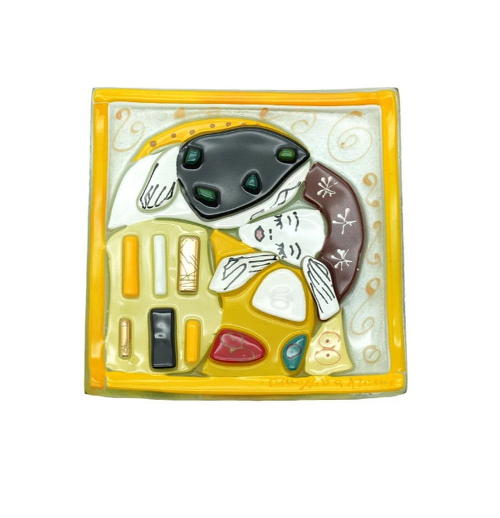 The Kiss Mini Plate – Klimt Tribute: The Kiss Mini Plate – Klimt Tribute This plate is crafted using the glass fusing technique, carefully assembling individual pieces to create a cohesive design. A stunning tribute to the artist Klim