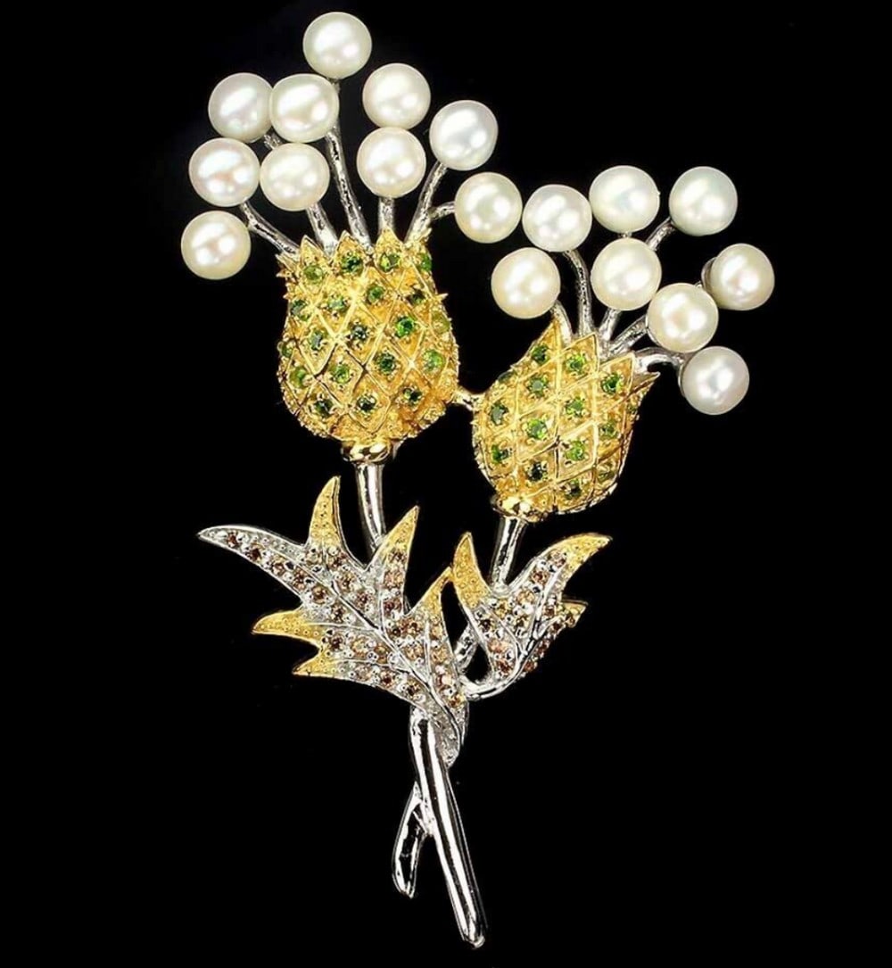 Round Chrome Diopside With Pearl and Sapphire Blooming Flower Brooch: Round Chrome Diopside With Pearl and Sapphire Blooming Flower Brooch Inspired by the enchanting beauty of blooming flowers, this brooch is a celebration of nature's splendor and