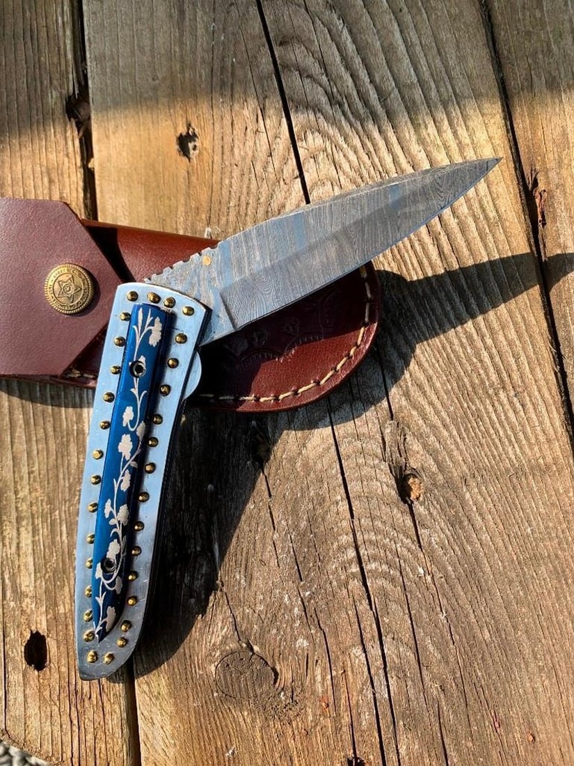8" Dragons Fury Damascus Folding Knife: 8" Dragons Fury Damascus Folding Knife Damascus Steel Blade with 256 Layers on it. HARDNESS 56-60 H R C VERY HIGH QUALITY GENUINE LEATHER SHEATH Size: Overall Length: 8" Blade: 3.5" Hand