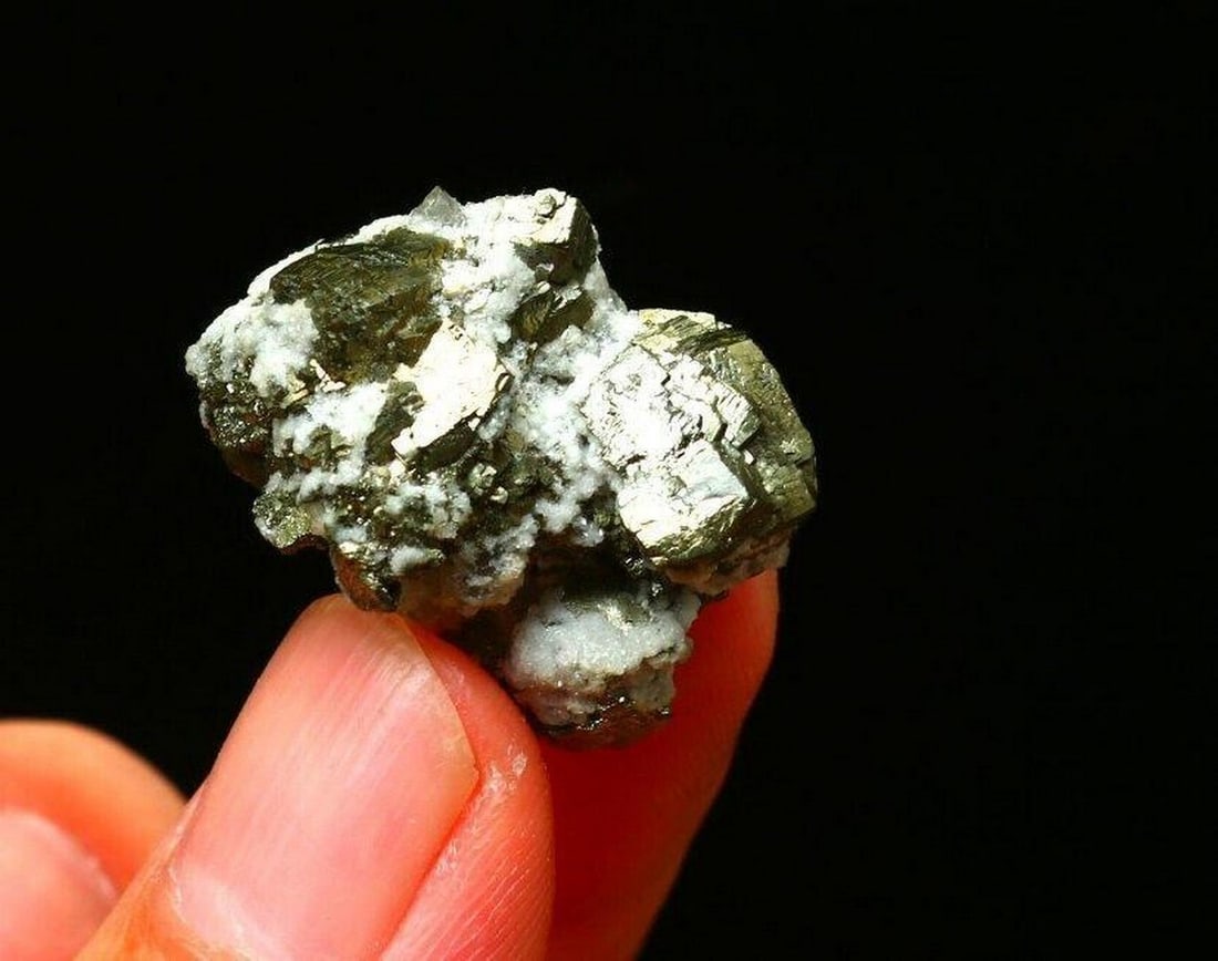 17.6g Natural chalcopyrite and calcite mineral specimens: 17.6g Natural chalcopyrite and calcite mineral specimens Weight: 17.6g Length:27mm Width:20mm Height:23mm View Photos For Further Details