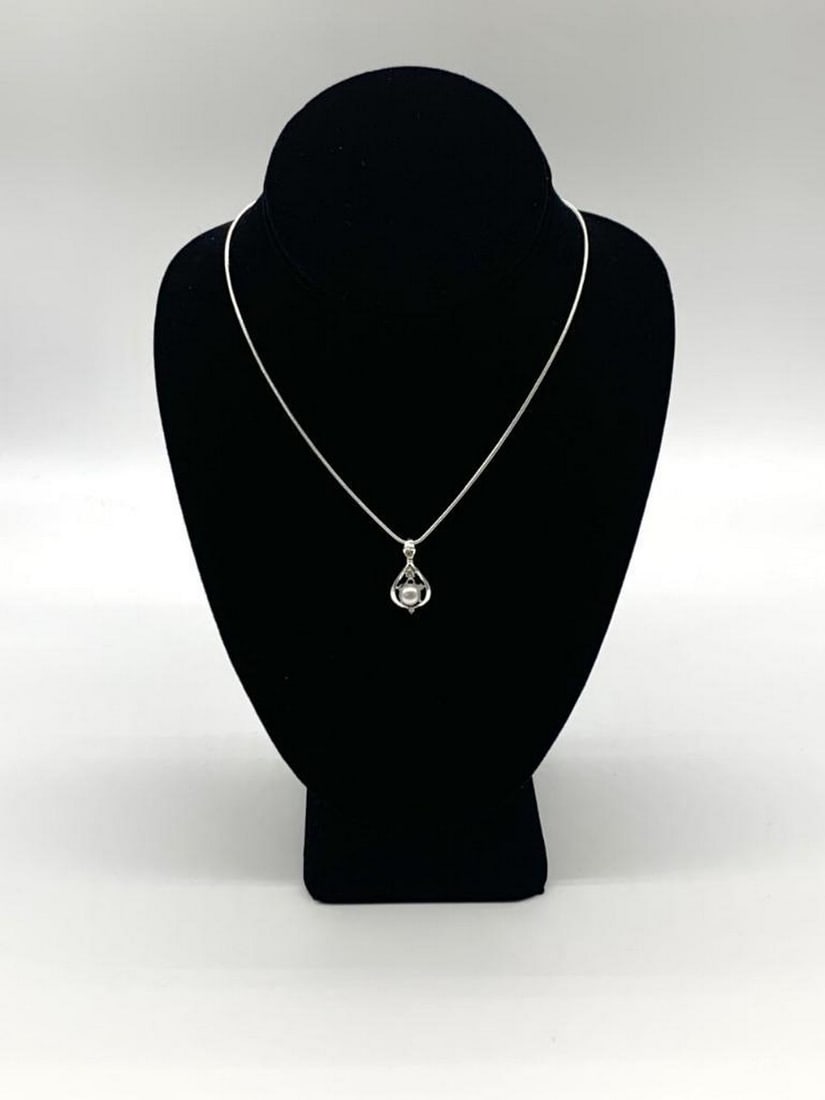 Elegant Ladies 925 Silver Necklace With Pearl Mounted Pendant: Elegant Ladies 925 Silver Necklace With Pearl Mounted Pendant View Photos for Further Details.