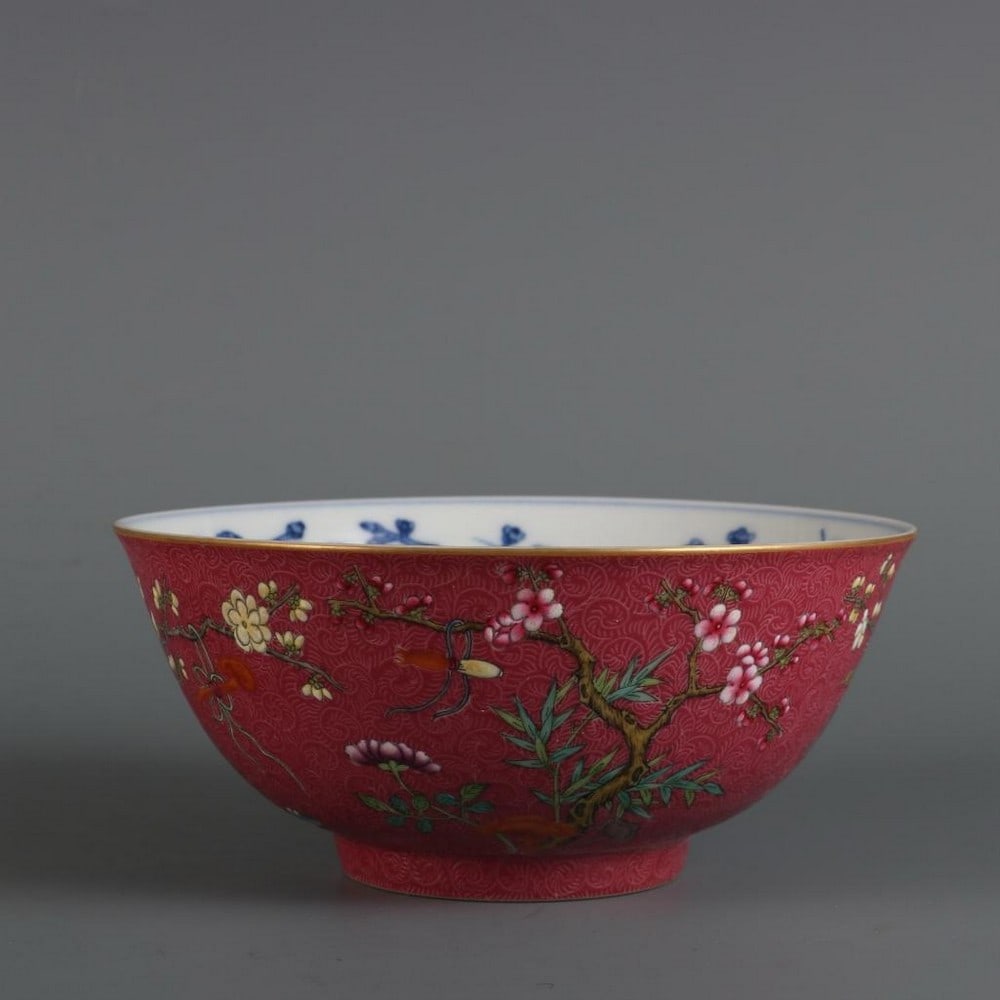 Qing Daoguang Carmine Red Ground Flower Pattern with Inner Blue and White Flowers Bowl: Qing Daoguang Carmine Red Ground Flower Pattern with Inner Blue and White Flowers Bowl A finely crafted porcelain bowl from the Qing Dynasty Daoguang period, featuring a striking carmine red exterior