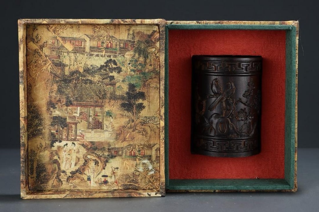 Old Collection Agarwood Carving Birds and Flowers Pen Holder: Old Collection Agarwood Carving Birds and Flowers Pen Holder A finely crafted pen holder made from aromatic agarwood, intricately carved with birds and floral motifs. The detailed relief work showcase