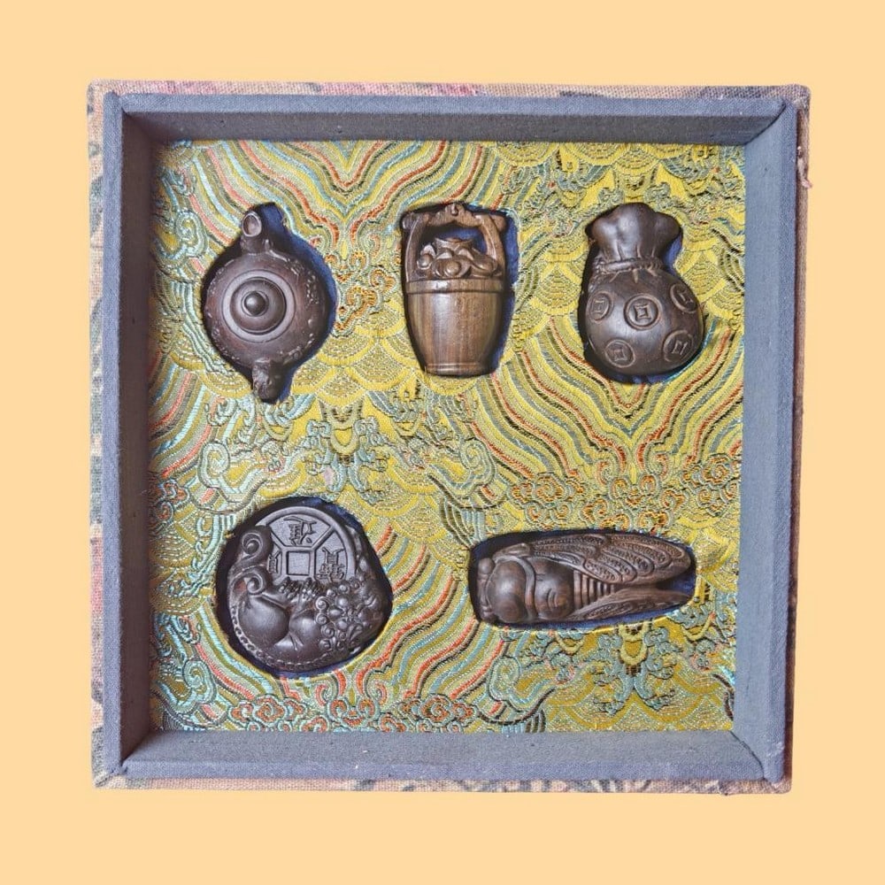 Old Collection Agarwood Carving Auspicious Pot of Gold with Pixiu, Spring Cicadas, and Lucky Bag: Old Collection Agarwood Carving Auspicious Pot of Gold with Pixiu, Spring Cicadas, and Lucky Bag A finely carved agarwood ornament featuring an auspicious pot of gold, accompanied by a Pixiu, spring c