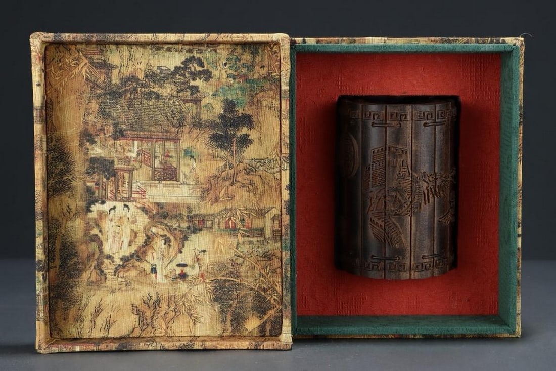 Old Collection Agarwood Carving Great Wall Pen Holder: Old Collection Agarwood Carving Great Wall Pen Holder A finely crafted pen holder made from aromatic agarwood, featuring an intricate carving of the Great Wall of China. The detailed relief work captu