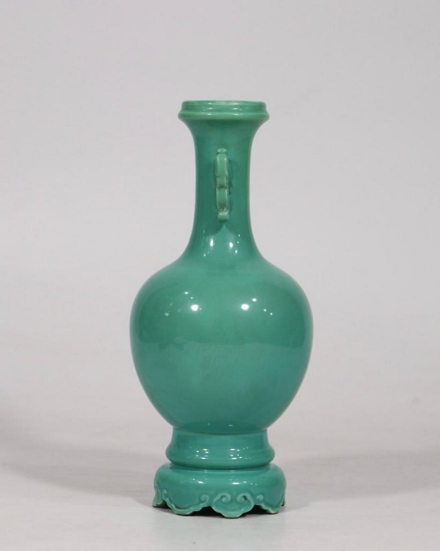 Qing Dynasty Qianlong Turquoise Green Glazed Vase: Qing Dynasty Qianlong Turquoise Green Glazed Vase A finely crafted porcelain vase from the Qianlong period of the Qing Dynasty, finished in a luminous turquoise green glaze. The smooth, lustrous surfa