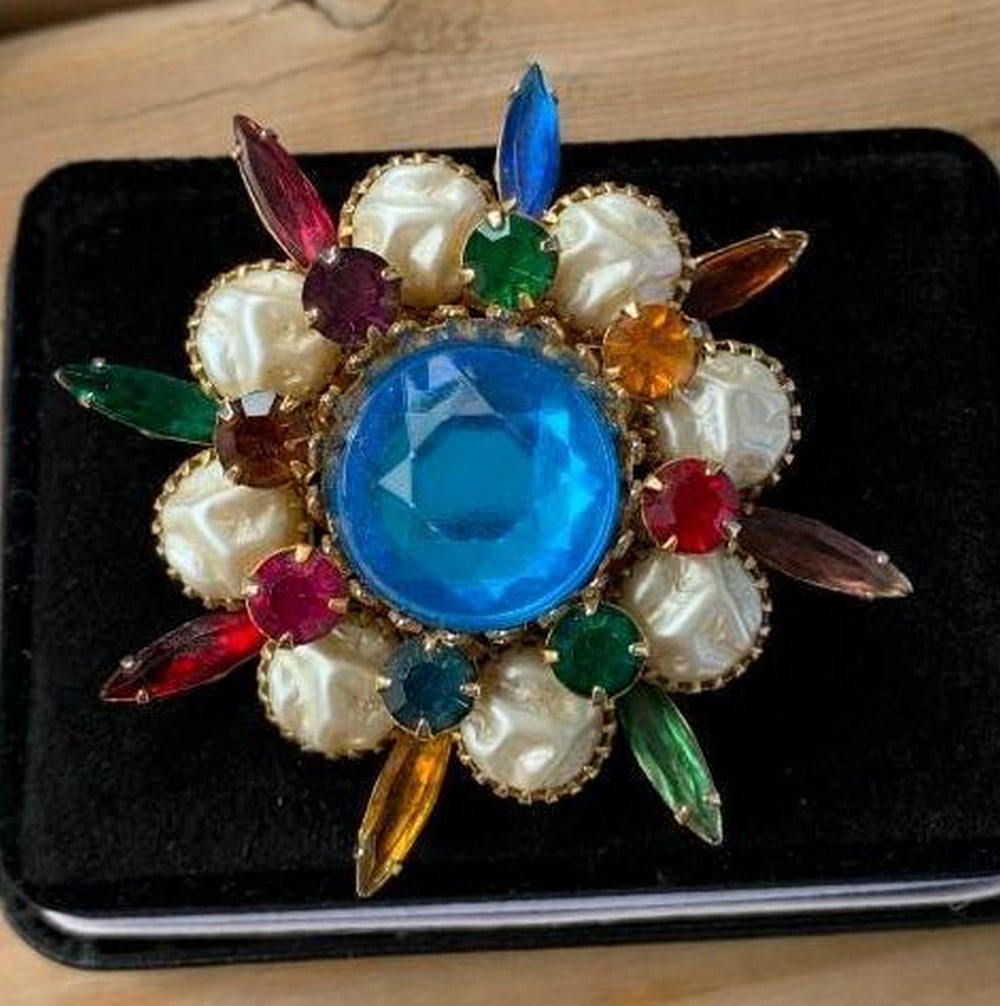 Flower-Shaped Brooch with Multicolored Stones: Flower-Shaped Brooch with Multicolored Stones This stunning flower-shaped brooch is a true work of art, crafted with an array of vibrant, multicolored stones that capture light from every angle. Deli