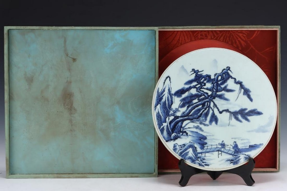 Old Collection Qing Qianlong Landscape Figure Porcelain Round Plaque: Old Collection Qing Qianlong Landscape Figure Porcelain Round Plaque A finely painted porcelain round plaque from the Qing Dynasty, Qianlong period. The design depicts an elegant landscape with mounta