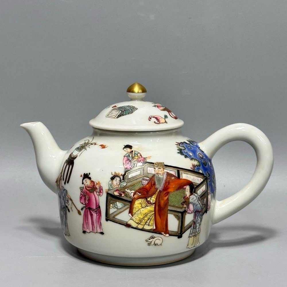Qianlong Year of the Qing Dynasty Famille Rose Figure Gold-Painted Teapot: Qianlong Year of the Qing Dynasty Famille Rose Figure Gold-Painted Teapot An exquisite porcelain teapot from the Qianlong period of the Qing Dynasty, decorated in vibrant famille rose enamels with gol