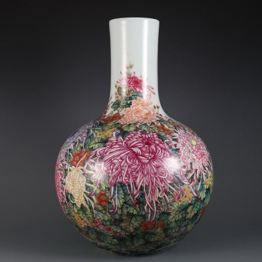 Qing Dynasty Qianlong Enamel-Colored “Hundred Chrysanthemums?? Large Bottle: Qing Dynasty Qianlong Enamel-Colored “Hundred Chrysanthemums” Large Bottle A magnificent large porcelain bottle from the Qianlong period of the Qing Dynasty, exquisitely decorated in vibrant e