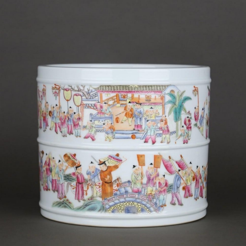 Qing Dynasty Qianlong Famille Rose “Hundred Children?? Pen Holder: Qing Dynasty Qianlong Famille Rose “Hundred Children” Pen Holder An exquisite porcelain pen holder from the Qianlong period of the Qing Dynasty, beautifully decorated in the vibrant famille ro