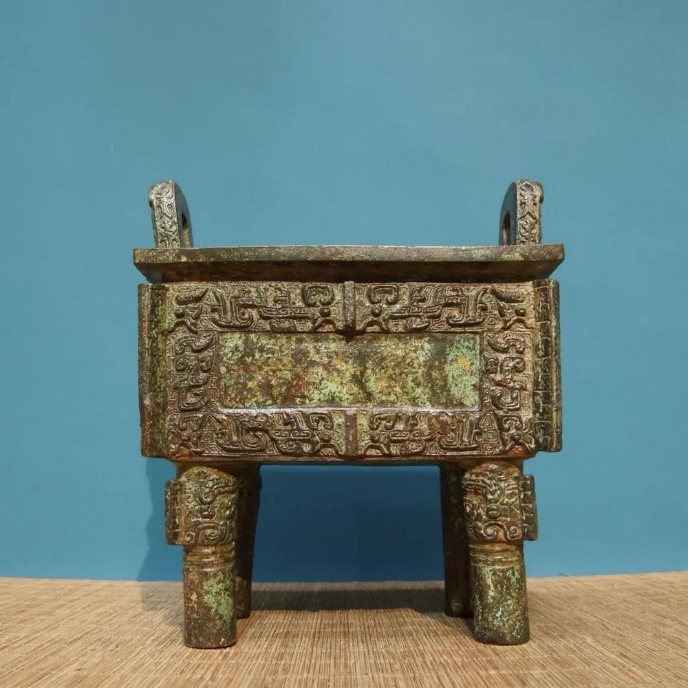 Chinese Handmade Bronze Simuwu Ding Statue: Chinese Handmade Bronze Simuwu Ding Statue This exquisite handmade bronze Simuwu Ding statue is a rare and refined piece of ancient Chinese craftsmanship. Inspired by the legendary Simuwu Ding, a tre