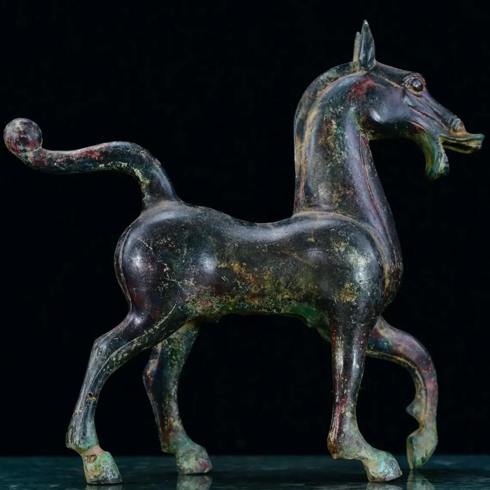 Antique Chinese Bronze Zodiac Horse Statue Ornament: Antique Chinese Bronze Zodiac Horse Statue Ornament This exquisite handmade bronze statue represents the zodiac horse, embodying the strength, vitality, and grace associated with this revered symbol