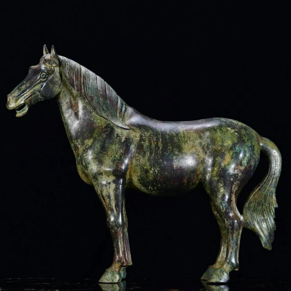 Antique Chinese Bronze War Horse Statue: Antique Chinese Bronze War Horse Statue This antique Chinese bronze war horse statue is a powerful tribute to the strength and valor of ancient cavalry. With finely detailed musculature, dynamic pos