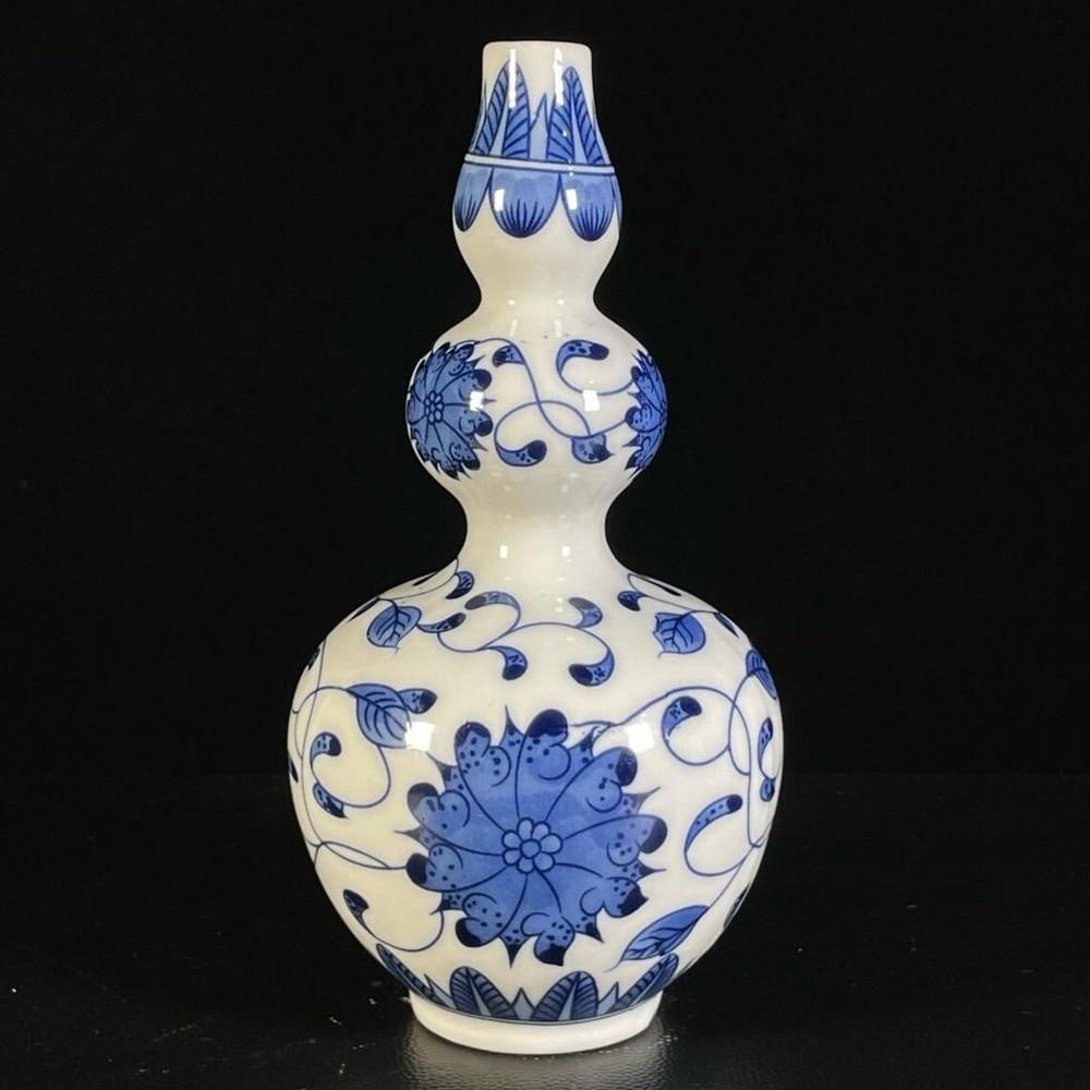 Rare Chinese Antique Hand-Painted Blue and White Lotus Pattern Vase: Rare Chinese Antique Hand-Painted Blue and White Lotus Pattern Vase An elegant representation of traditional Chinese porcelain artistry, this rare antique vase is adorned with a finely hand-painted b