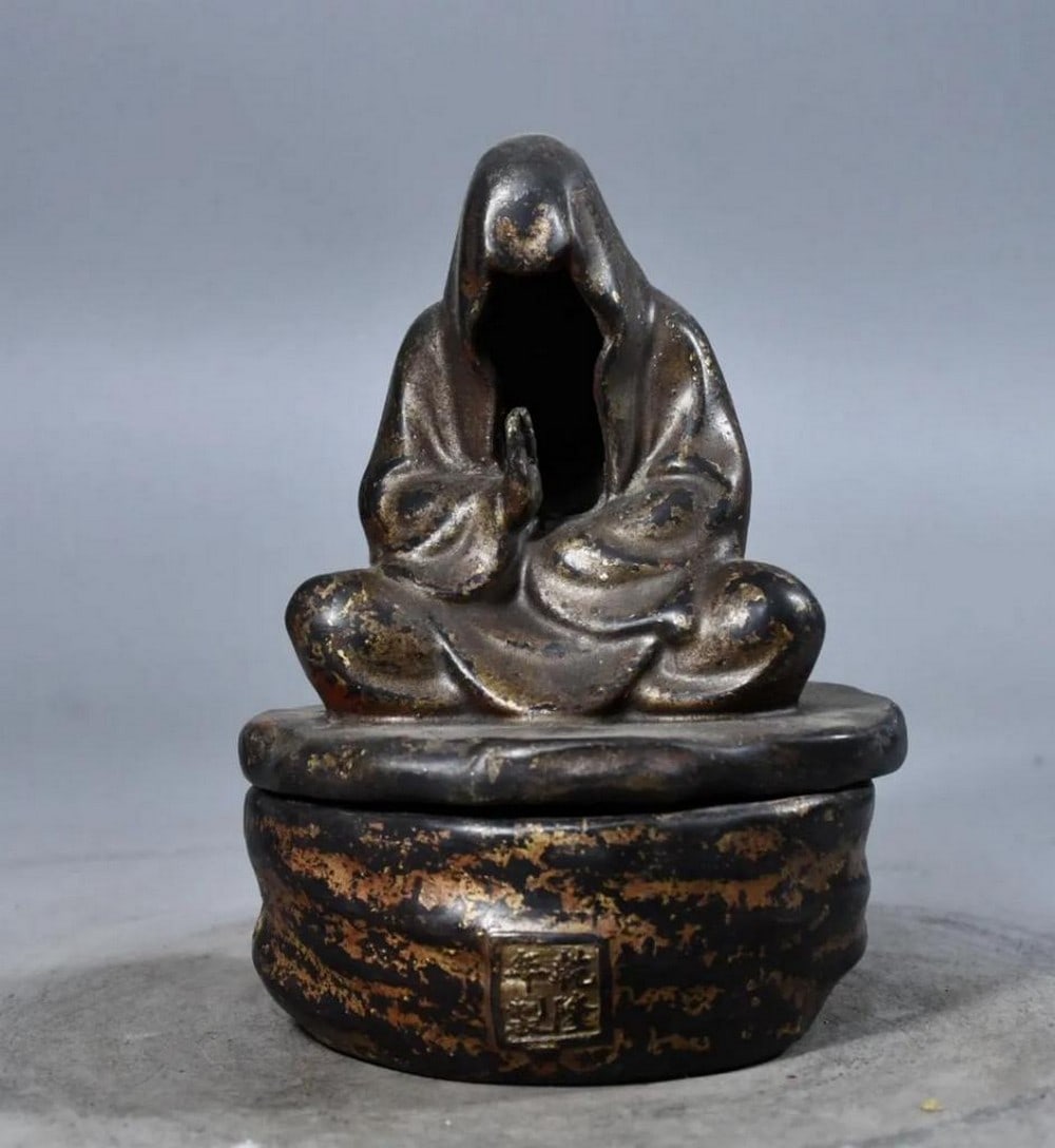 Exquisite Chinese Antique Handmade Pure Copper Faceless Buddha Incense Burner: Exquisite Chinese Antique Handmade Pure Copper Faceless Buddha Incense Burner Elevate your space with this exquisite Chinese antique-style incense burner, handcrafted from pure copper. Featuring a mi