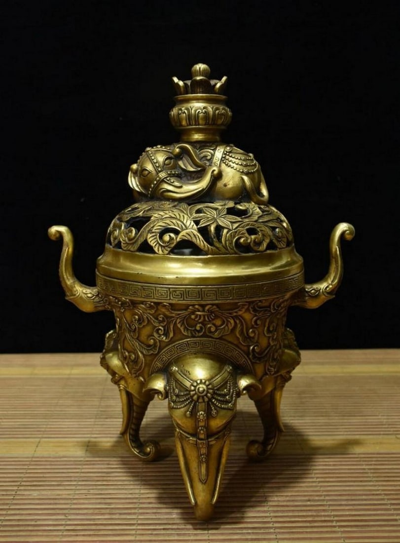 Rare Chinese Antique Pure Copper Three-Legged Elephant Incense Burner: Rare Chinese Antique Pure Copper Three-Legged Elephant Incense Burner An extraordinary Chinese antique incense burner, meticulously handcrafted from pure copper and featuring a three-legged auspiciou