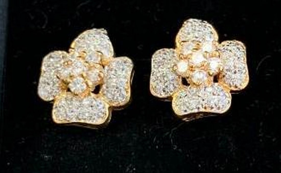 Floral Pearl Earrings with Austrian Crystal Petals: Floral Pearl Earrings with Austrian Crystal Petals This stunning pair of earrings showcases a delicate flower design, featuring a central cluster of lustrous pearls surrounded by four petal-shaped