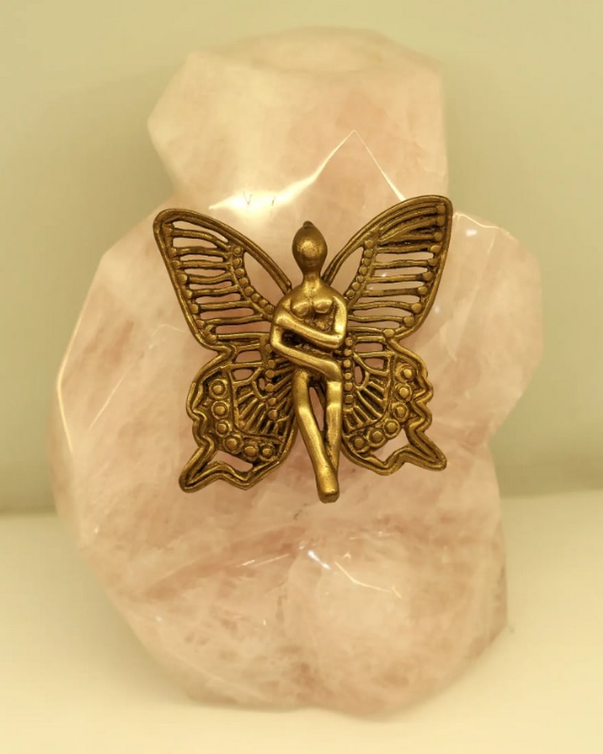 Brass Winged Angel on Rose Quartz Gemstone with Candle Holder – 8": Brass Winged Angel on Rose Quartz Gemstone with Candle Holder – 8" An 8-inch brass winged angel figurine mounted on a rose quartz gemstone base with an integrated candle holder. The angel’s w