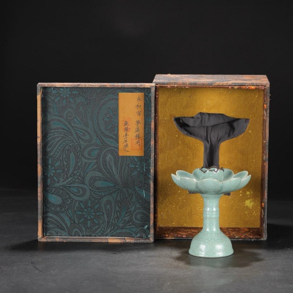 Azure Tranquility: Northern Song Ru-Style Palace Lantern: Azure Tranquility: Northern Song Ru-Style Palace Lantern Inspired by the revered artistry of the Northern Song Dynasty’s Ru kiln, this palace lantern exudes serene sophistication. Its soft azure gl