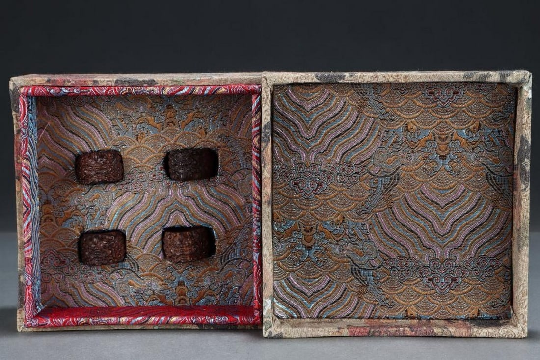 Inspired Old Palace Collection Agarwood Rings: Inspired Old Palace Collection Agarwood Rings A distinguished set of agarwood rings inspired from an esteemed palace collection, crafted from fragrant and richly grained aged agarwood. Each ring