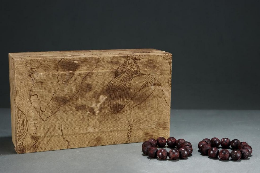 Palace Antique Agarwood Tai Chi Bracelet: Palace Antique Agarwood Tai Chi Bracelet Crafted with fragrant agarwood beads symbolizing balance and harmony. Each bead measures 2 cm in diameter, highlighting the bracelet’s bold and refined pres