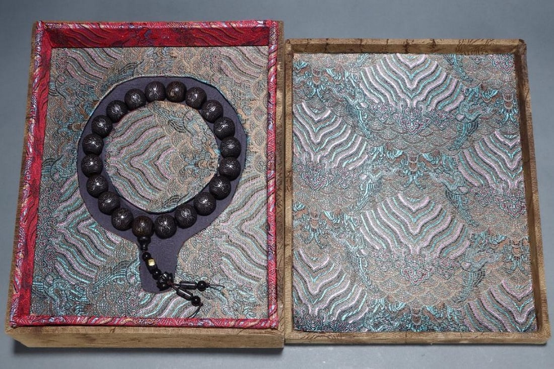 Inspired Palace Antique Agarwood Pinched Silver Bracelet: Inspired Palace Antique Agarwood Pinched Silver Bracelet A unique bracelet inspired from the old palace agarwood collection, combining fragrant agarwood beads with elegant pinched silver accents. Eac