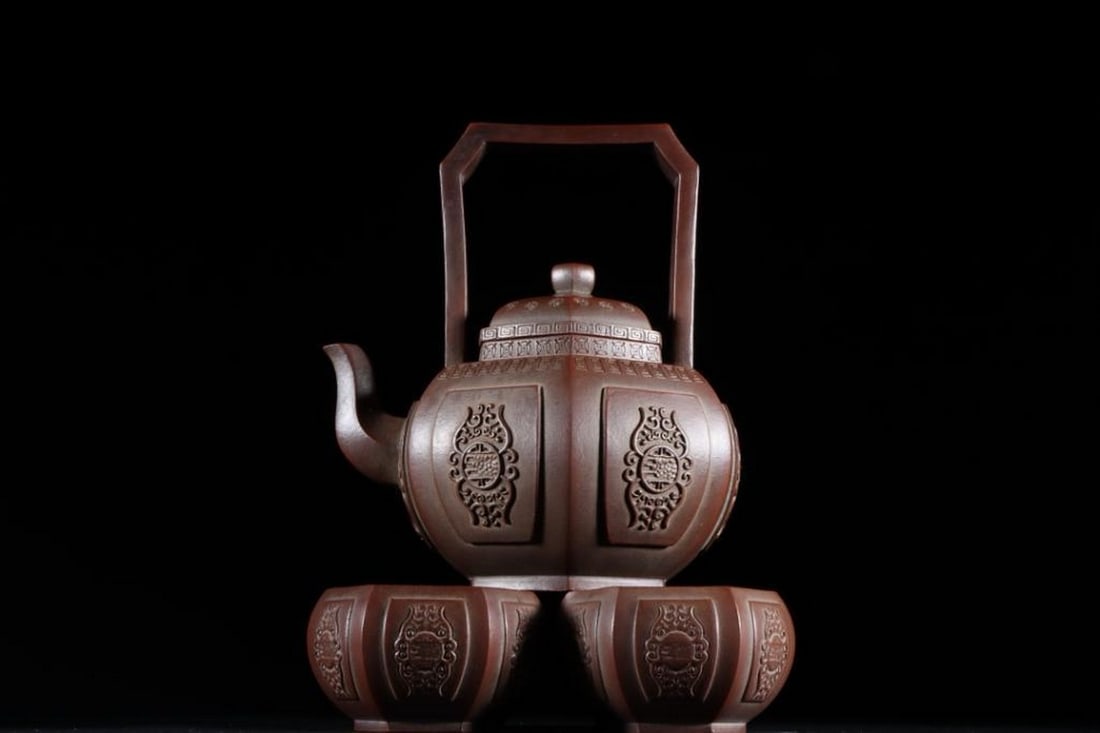 Zisha Teapot Inspired by Xu Lingyin: Hexagonal Window Motif: Zisha Teapot Inspired by Xu Lingyin: Hexagonal Window Motif An exceptional Yixing Zisha (purple clay) teapot inspired by esteemed ceramic artist Xu Lingyin, featuring a distinctive hexagonal window m