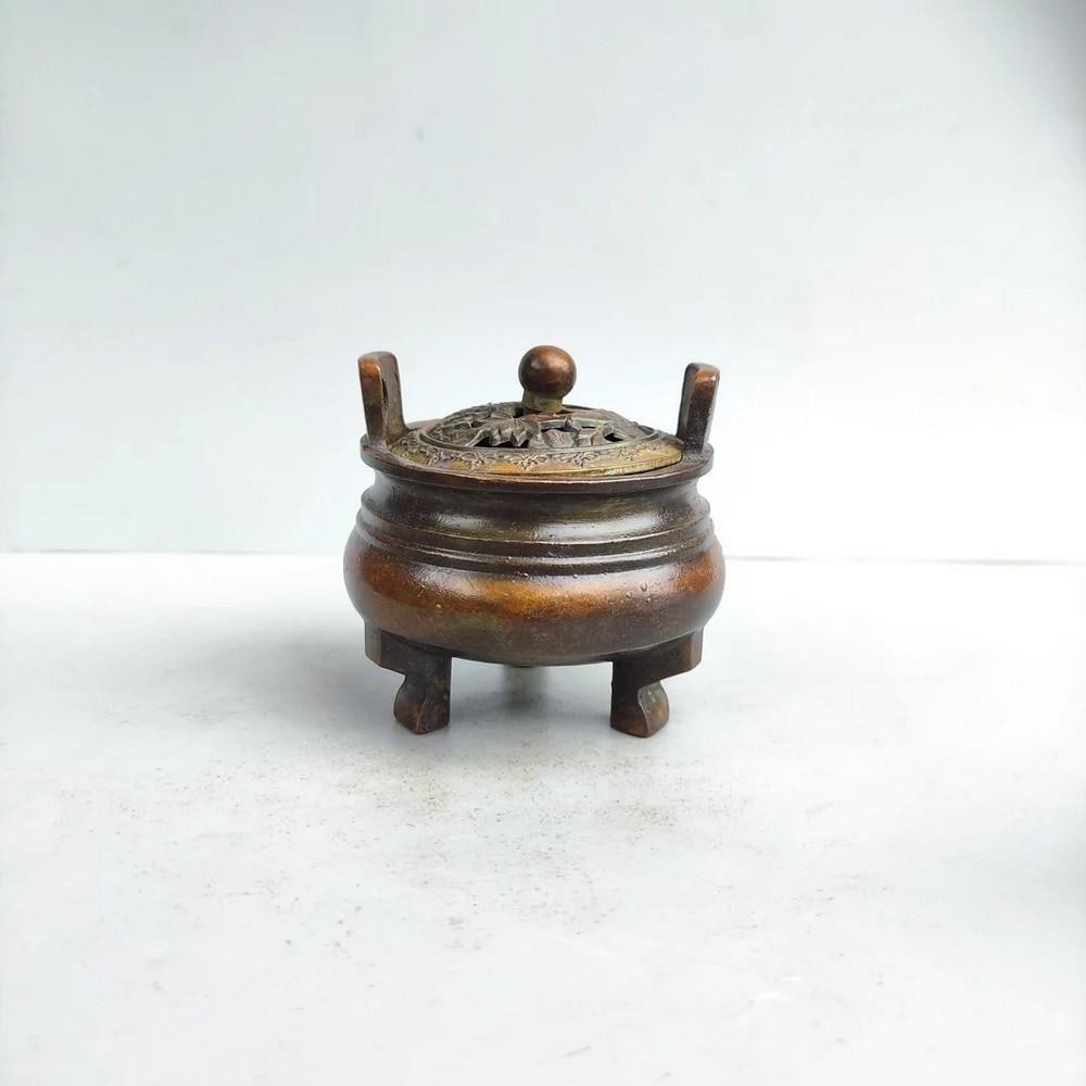 Rare Pure Copper Double Fish Lid Incense Burner: Rare Pure Copper Double Fish Lid Incense Burner This exquisite Chinese antique incense burner showcases masterful craftsmanship in pure copper, featuring a hollow double fish lid symbolizing prosperi