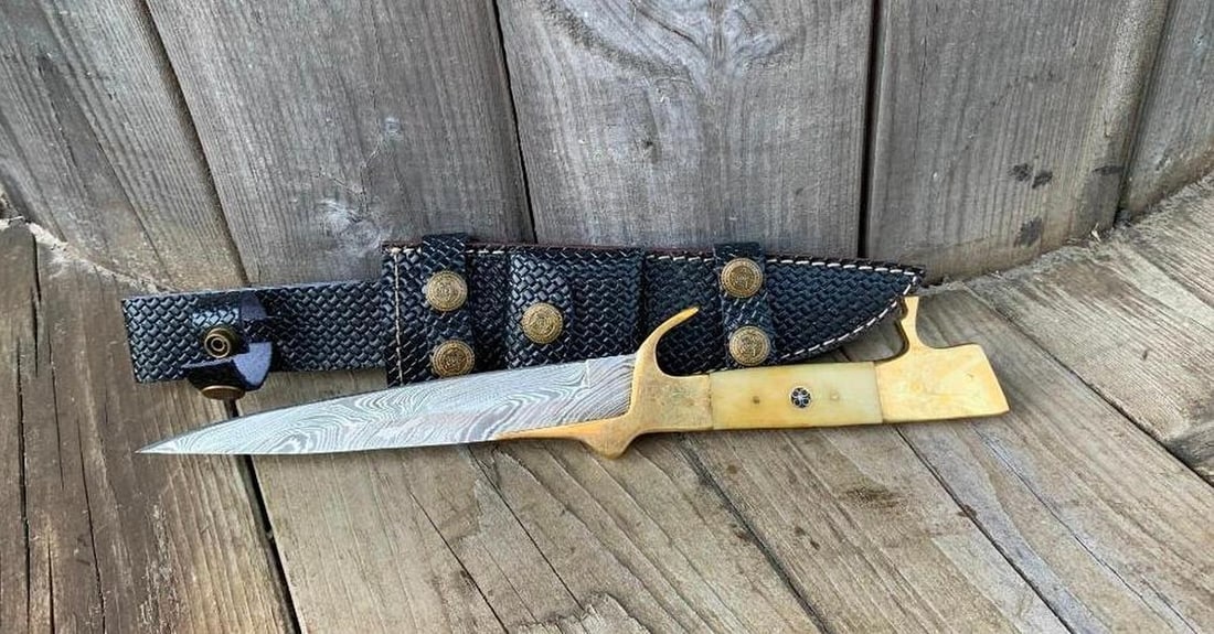 Grave Keeper Damascus Steel Blade Hunting Knife: Up For Auction Is The Grave Keeper Damascus Steel Blade Hunting Knife With Brass Butt & Bolster. A Clever Design Offering Protection To The Hand Of The Bearer With A Brass Butt & Bolster Guard. The We
