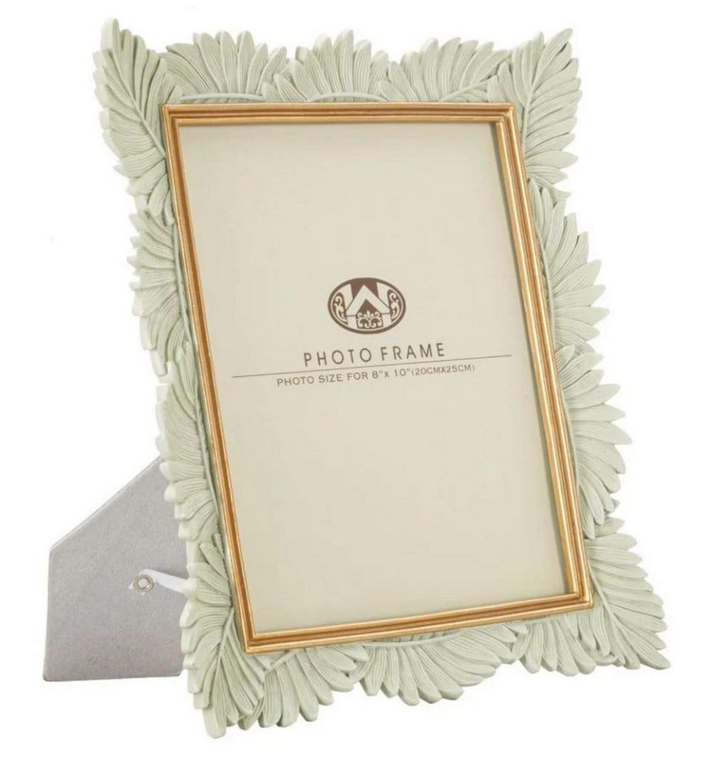 Photo Frame with Golden and White Leaf Design: Photo Frame with Golden and White Leaf Design An elegant photo frame adorned with leaf designs, ideal for 20x25 cm photos. View photos for further details.