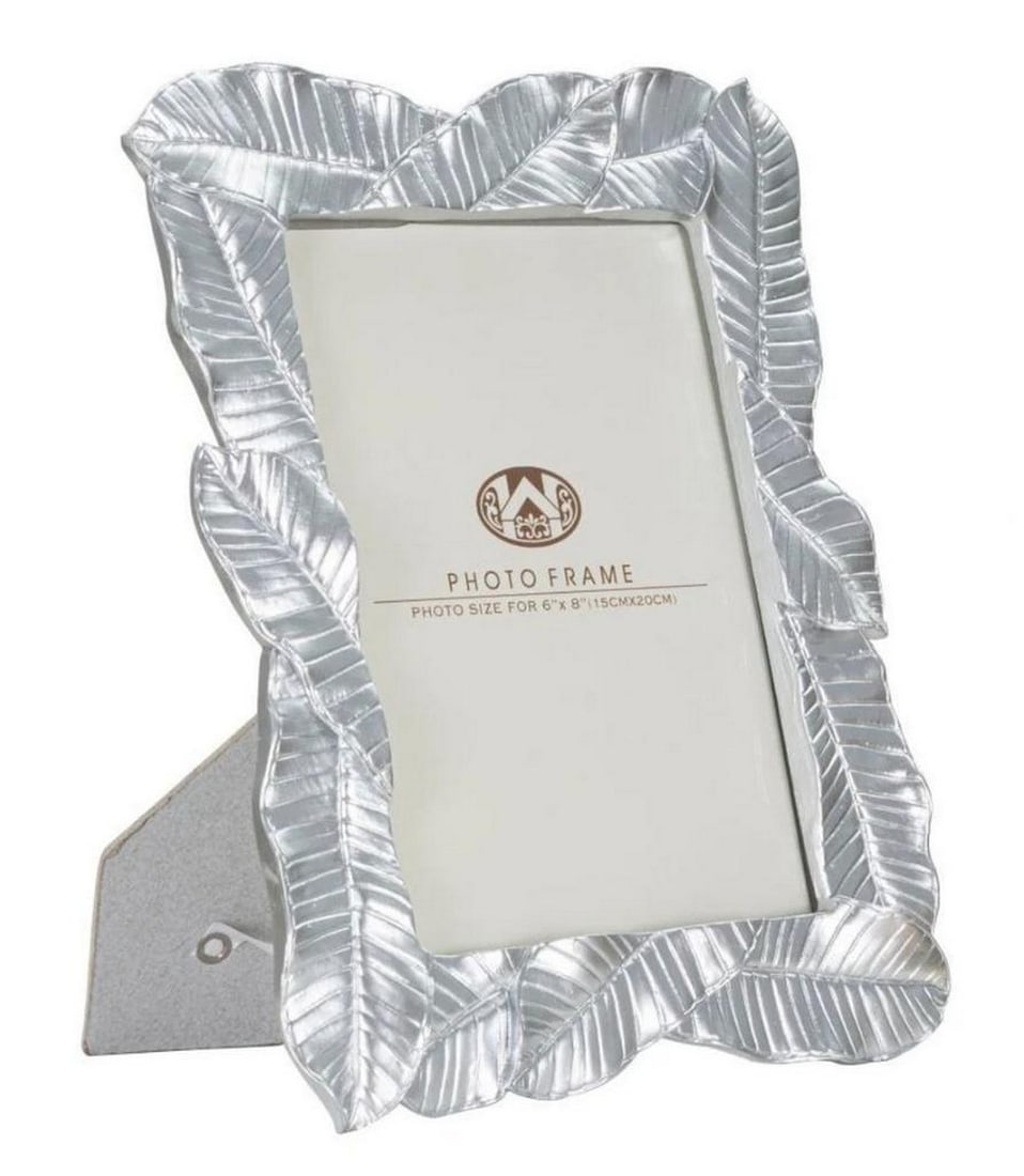 Photo Frame with Silver Leaf Finish: Photo Frame with Silver Leaf Finish Polyresin frame with glass, featuring elegant lines reminiscent of bay leaves, ideal for framing your cherished memories in a contemporary and distinctive style. Di
