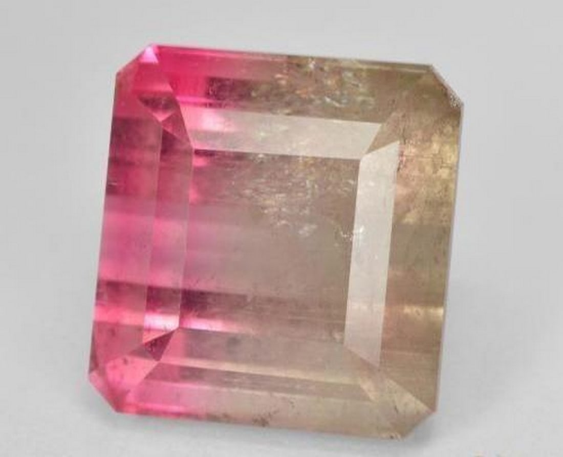 13.13 ct Octagon Bi-Color Tourmaline: 13.13 ct Octagon Bi-Color Tourmaline Introducing the Octagon Bi-Color Tourmaline, a natural gemstone weighing 13.13 carats. This untreated tourmaline from Mozambique displays a striking bi-color