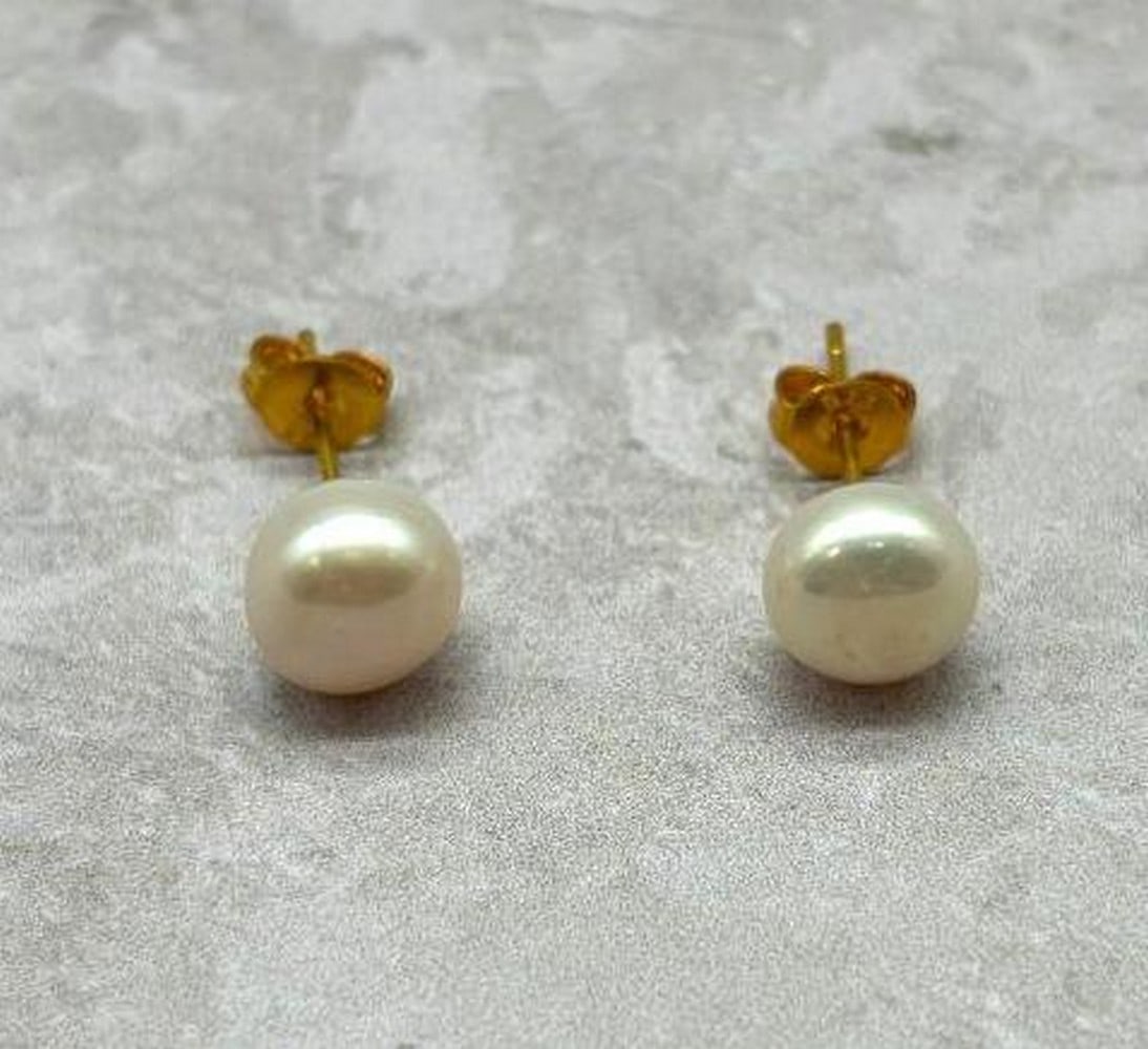 Natural Cultured Freshwater White Pearl Earrings: Natural Cultured Freshwater White Pearl Earrings Cultured in freshwater, these pearls boast a beautiful luster and subtle color variation that adds a touch of elegance to any ensemble. With their tim