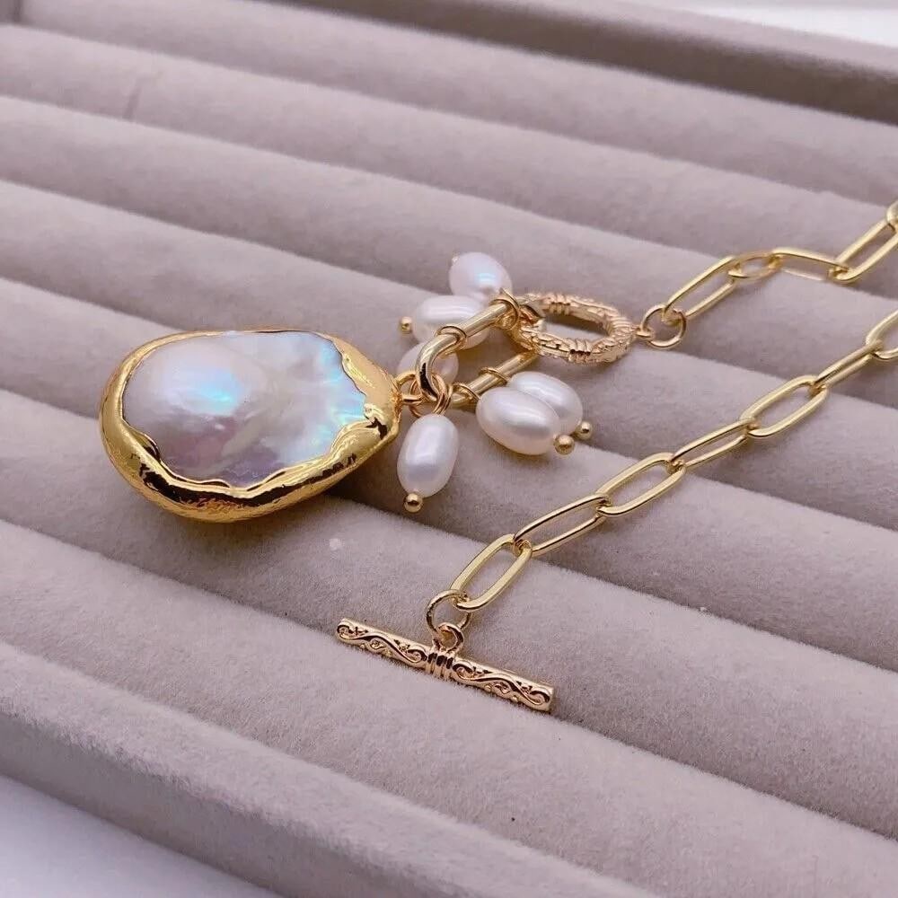 Natural White Keshi Pearl on Gold-Plated Chain Necklace: Natural White Keshi Pearl on Gold-Plated Chain Necklace This stunning necklace features a natural white keshi pearl elegantly suspended from a gold-plated chain. The unique shape and luster of the ke