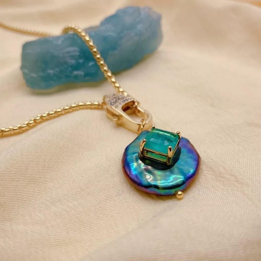 Minimalist Gold-Plated Necklace with Cultured Black Pearl and Quartz: Minimalist Gold-Plated Necklace with Cultured Black Pearl and Quartz This minimalist gold-plated necklace features a stunning cultured black pearl paired with a sleek quartz pendant. The simple yet el