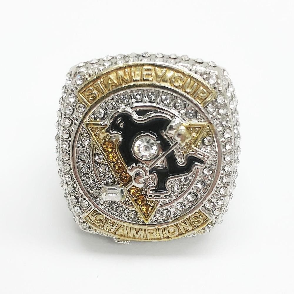 2016 Pittsburgh Penguins Stanley Cup Championship Inspired Ring - Sidney Crosby: 2016 Pittsburgh Penguins Stanley Cup Championship Inspired Ring - Sidney Crosby. Well Crafted With Inset Stones And Enameled Pittsburgh Penguins Logo. View Photos For Further Details.