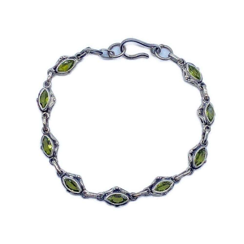 Energizing 925 Sterling Silver and Green Citrine Bracelet: Energizing 925 Sterling Silver and Green Citrine Bracelet This beautiful bracelet contains 9 oval shaped Green Citrine gemstones on a 925 Sterling Silver bracelet. The clasp type is a hook with