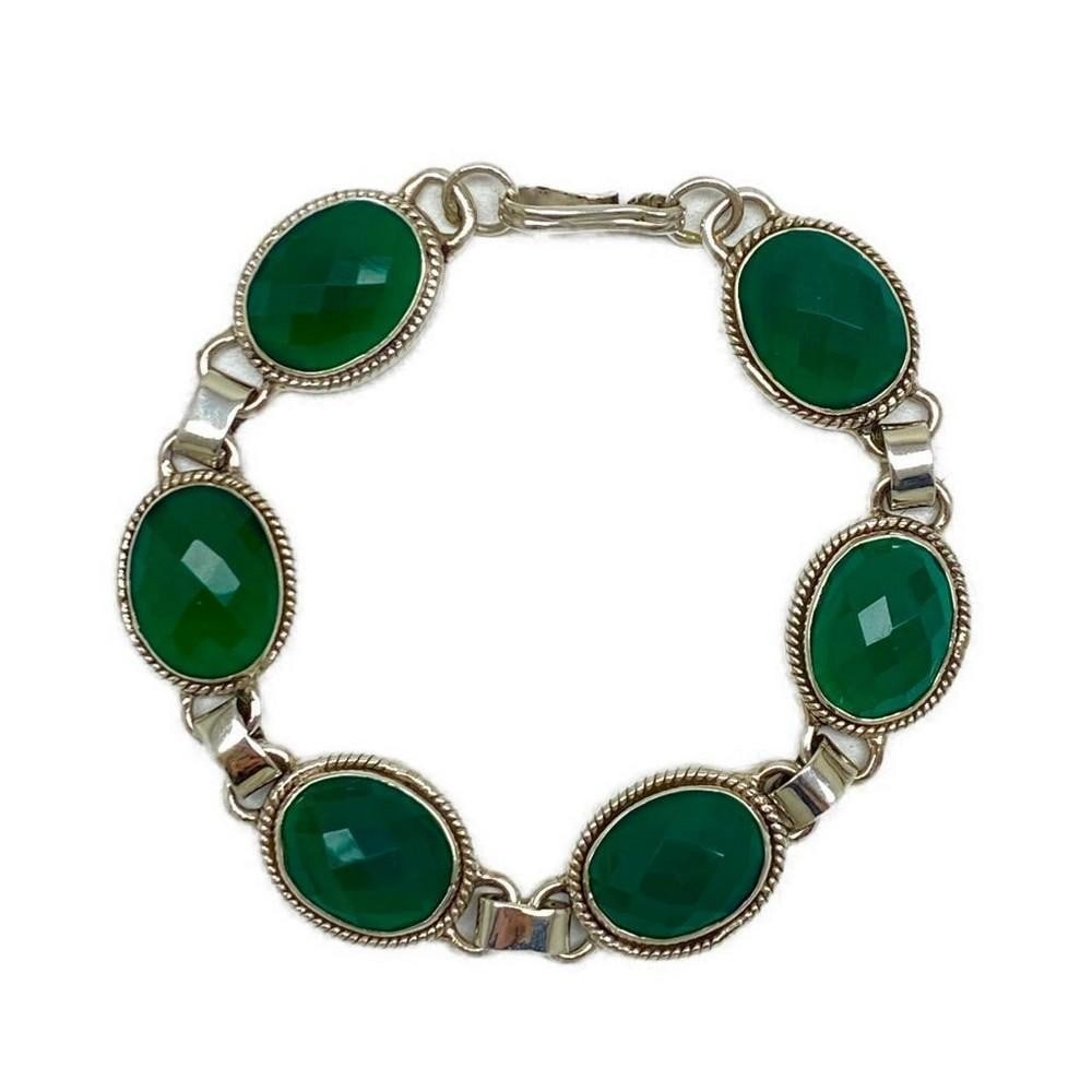 Gracious Green Agate and 92.5 Purity Sterling Silver Bracelet: Gracious Green Agate and 92.5 Purity Sterling Silver Bracelet 92.5 Sterling Silver set with Green Agate ovals, with a lobster claw clasp. n this stone, the spiritual power of green is combined