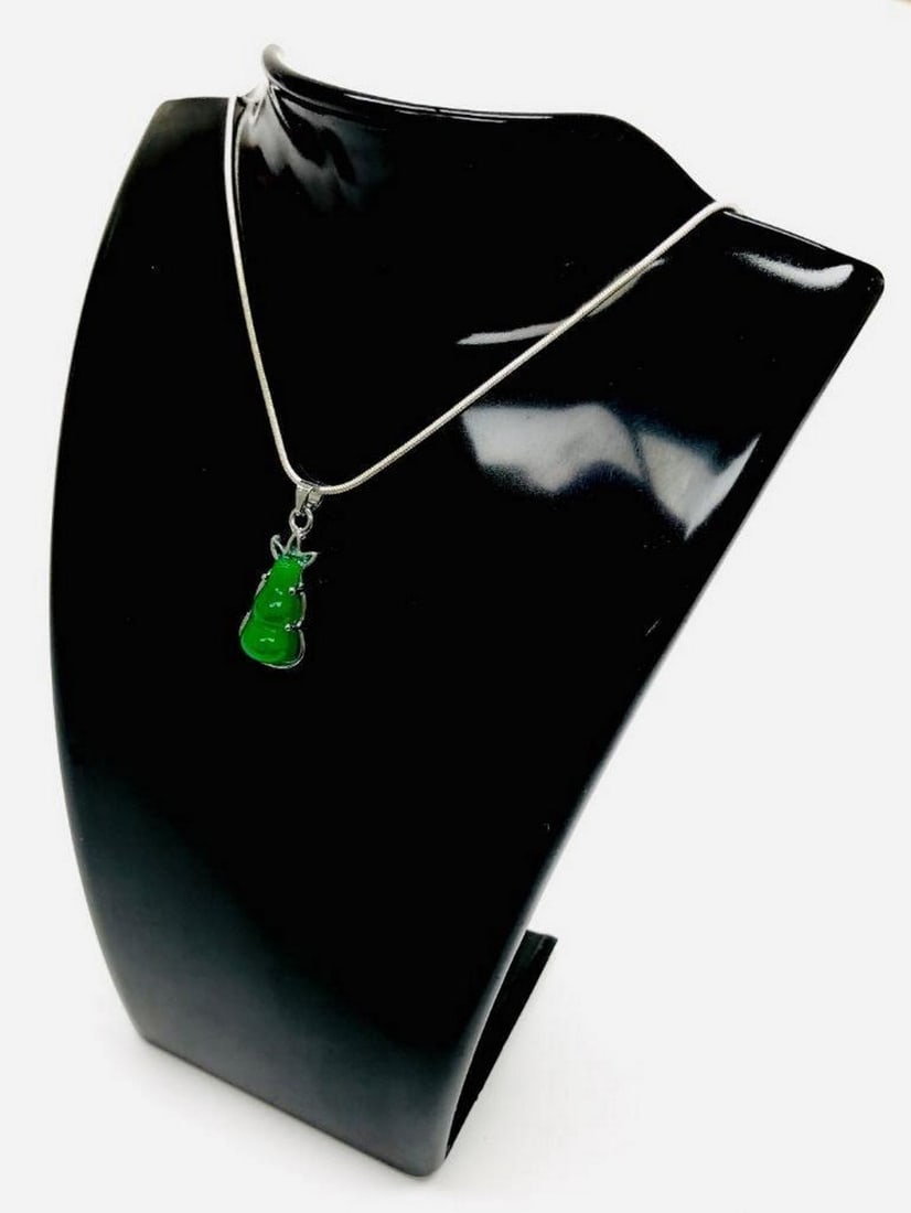 Unique 925 Silver Green Jade Pendant Paired With Sterling Silver 925 Necklace: Unique 925 Silver Green Jade Pendant Paired With Sterling Silver 925 Necklace. This Piece was Carved Into An Unique And Exquisite Design Highlighting The Stunning Green Jade Gemstone. This vibrant