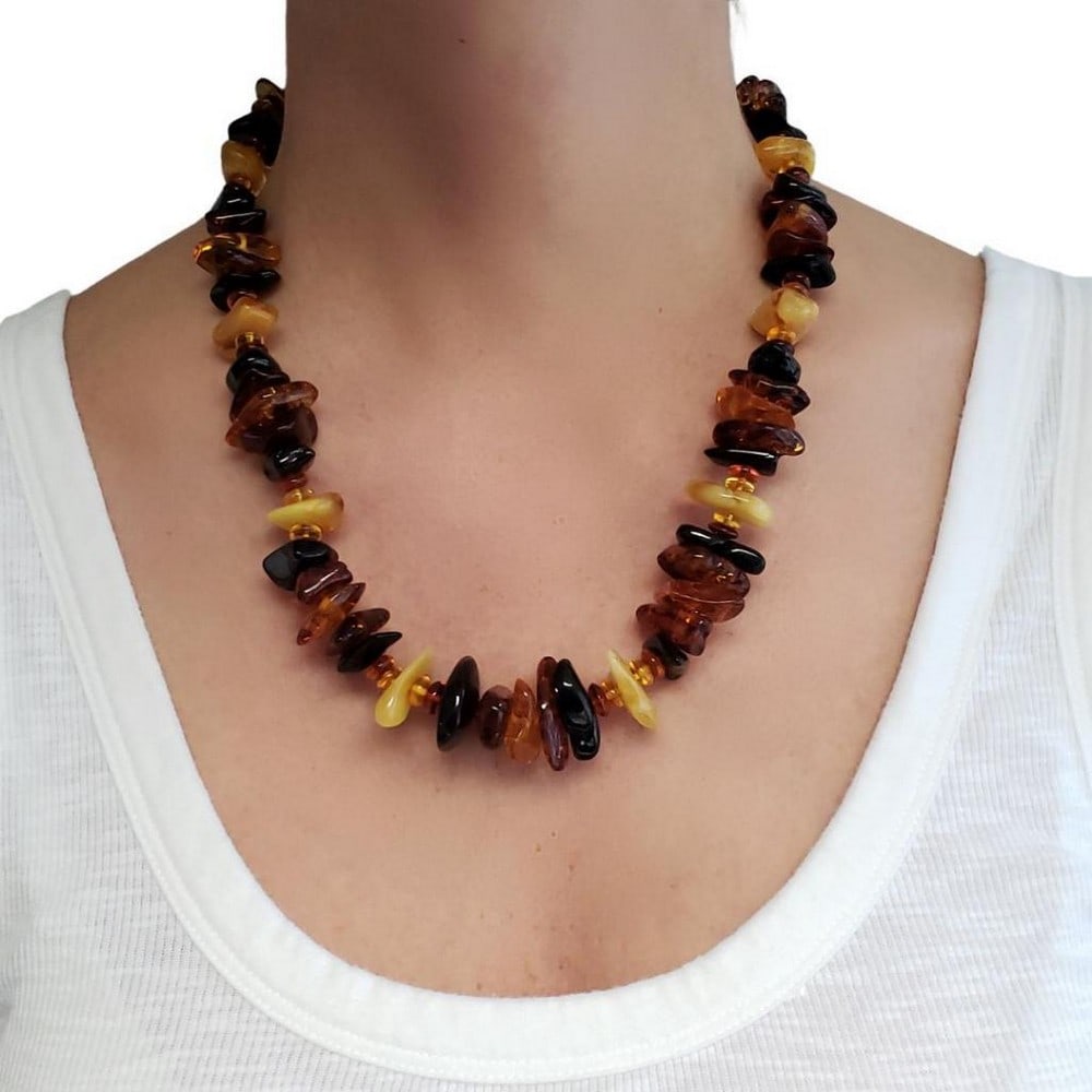 20? Multi-Color Baltic Amber Beaded Necklace: 20? Multi-Color Amber Beaded Necklace. Multi-Color large amber chips are set on a durable string and finished with a screw clasp. Genuine Baltic amber. Specifications WEIGHT-59-62.60 g COLOR-Multi-Co
