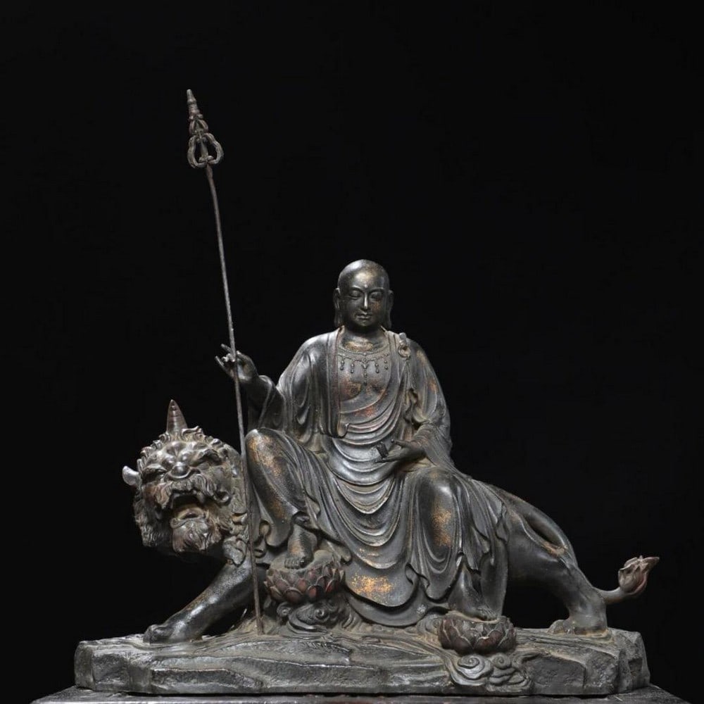 Chinese Antique Ksitigarbha Bodhisattva Bronze Statue: Chinese Antique Ksitigarbha Bodhisattva Bronze Statue This exquisite and rare handmade Chinese statue depicts Ksitigarbha Bodhisattva, the revered guardian of souls and protector of beings in transiti