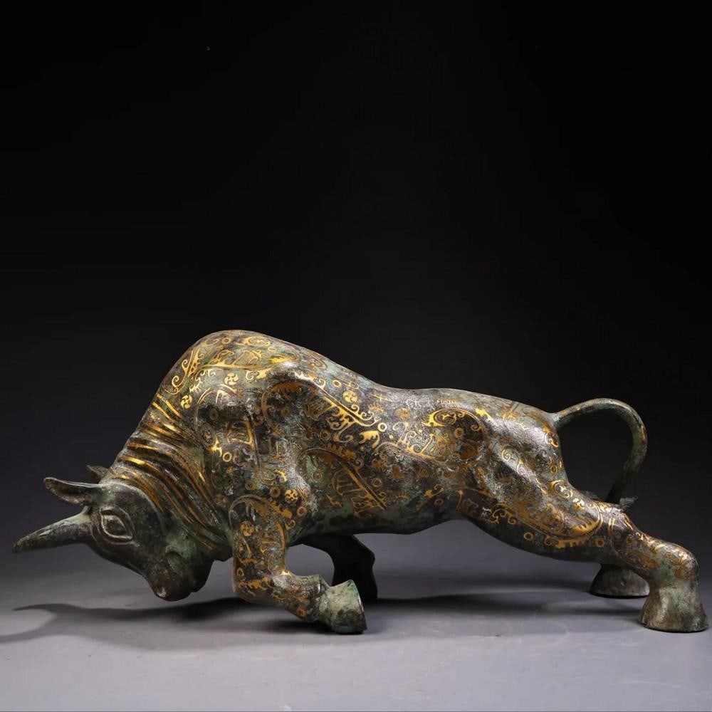 Exquisite Handmade Bronze Bull Statue with Gold Inlay – Chinese Antique Ornament: Exquisite Handmade Bronze Bull Statue with Gold Inlay – Chinese Antique Ornament This magnificent handmade bronze bull statue, inlaid with fine gold detailing, is a rare and powerful example of tra