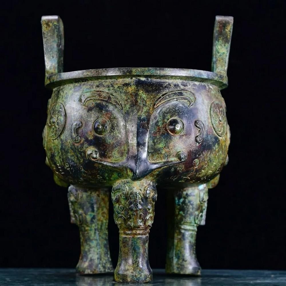 Antique Chinese Owl Design Bronze Pot Ornament: Antique Chinese Owl Design Bronze Pot Ornament This antique Chinese bronze pot ornament features an intricately crafted owl design, symbolizing wisdom and protection in Chinese culture. The detailed