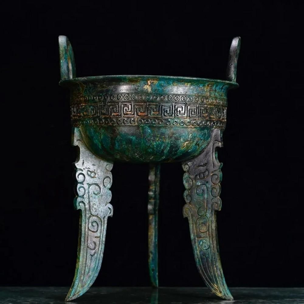 Antique Chinese Dagger Footed Bronze Pot Ornament (1 of 7)