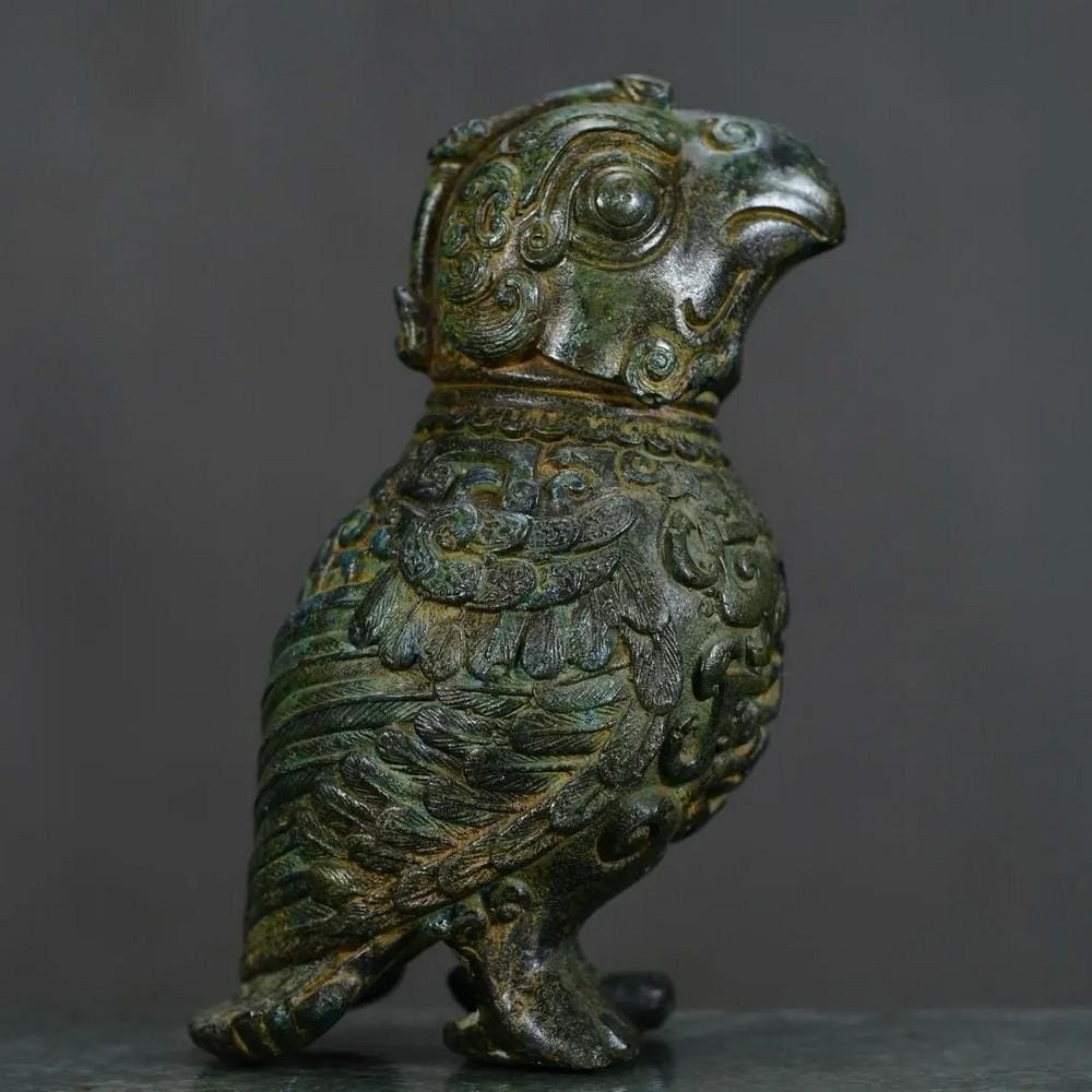 Antique Chinese Tropical Bird Bronze Statue: Antique Chinese Tropical Bird Bronze Statue This antique Chinese bronze statue depicts a tropical bird, symbolizing freedom, elegance, and natural beauty. The detailed craftsmanship captures the bird