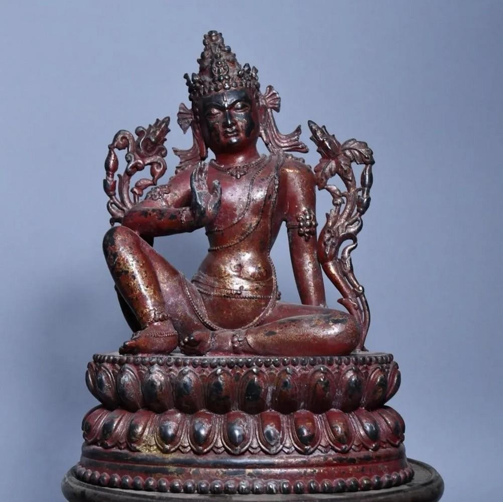 Pure Copper Guanyin Buddha Statue: Pure Copper Guanyin Buddha Statue This exquisite statue of Guanyin, the Bodhisattva of Compassion, is a stunning representation of grace and serenity. Expertly crafted from pure copper, it features in
