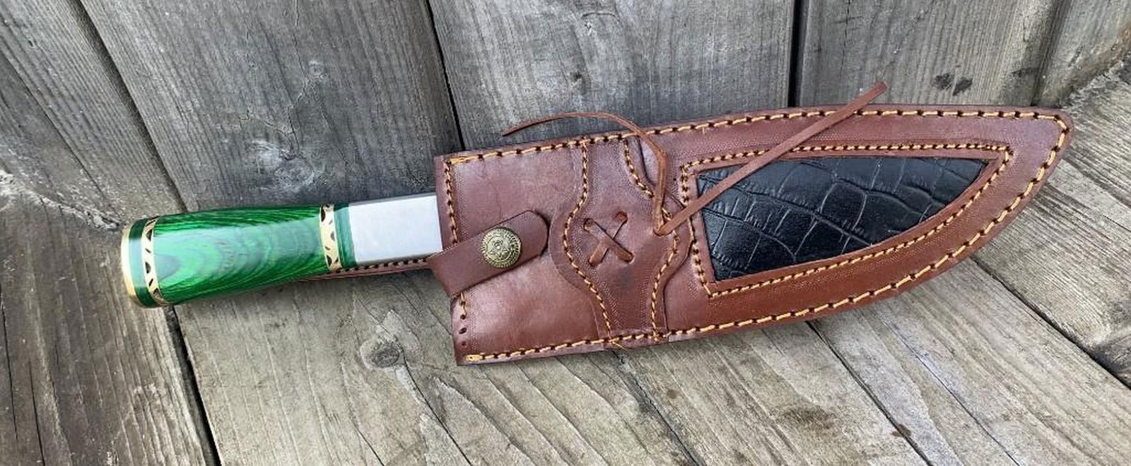 The Master Chef's Damascus Chef Knife: The Master Chef's Damascus Chef Knife. Damascus Steel Blade with 256 Layers on it. HARDNESS 56-60 H R C VERY HIGH QUALITY GENUINE LEATHER SHEATH View Photos For Further Details.