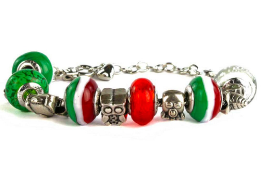 Pandoralike Bracelet - Italian Style Murano Glass: Pandoralike Bracelet - Italian Style Murano Glass Chrome bracelet featuring handmade Murano glass beads and small metal accents. Each bead is crafted using the lampworking technique. Dimensions: Le