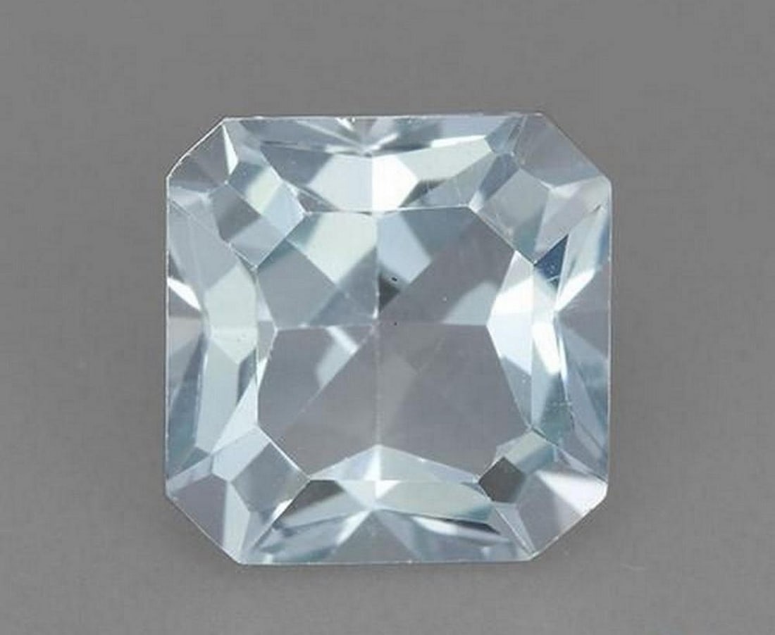 3.10ct Sky Blue Emerald Cut Topaz Gemstone (1 of 2)